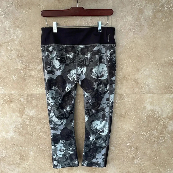 The North Face FlashDry Cropped Leggings L Black Gray Floral Print Activewear - Picture 3 of 12